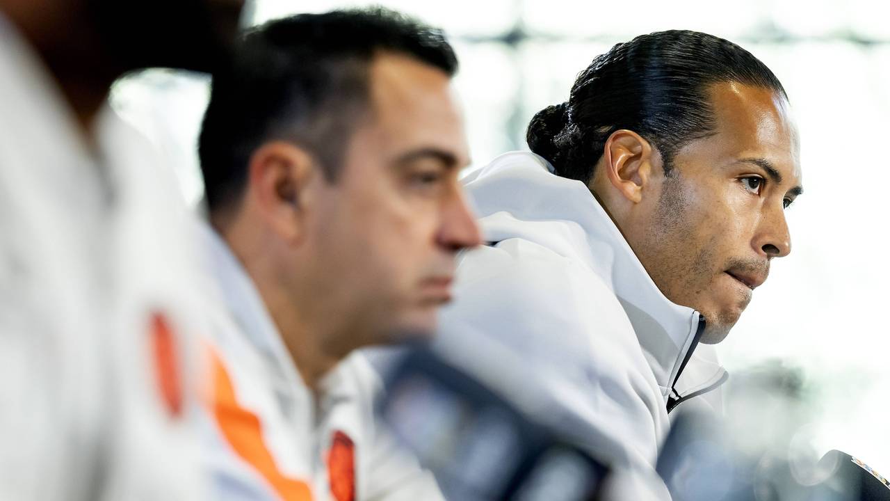 Virgil van Dijk und Xabi bei einer Pressekonferenz.