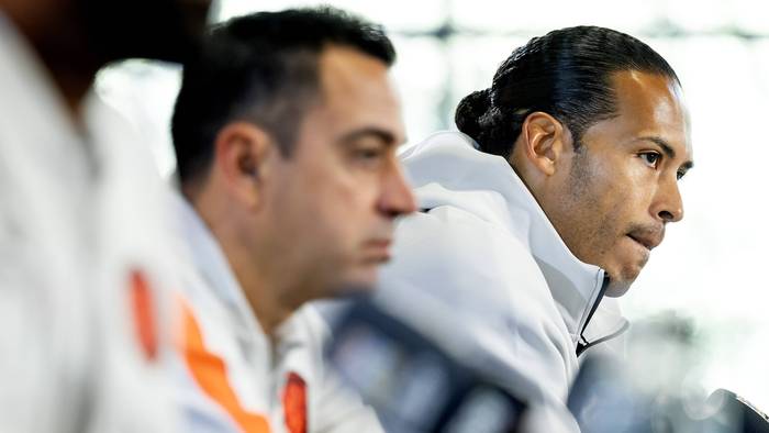 Virgil van Dijk und Xabi bei einer Pressekonferenz.