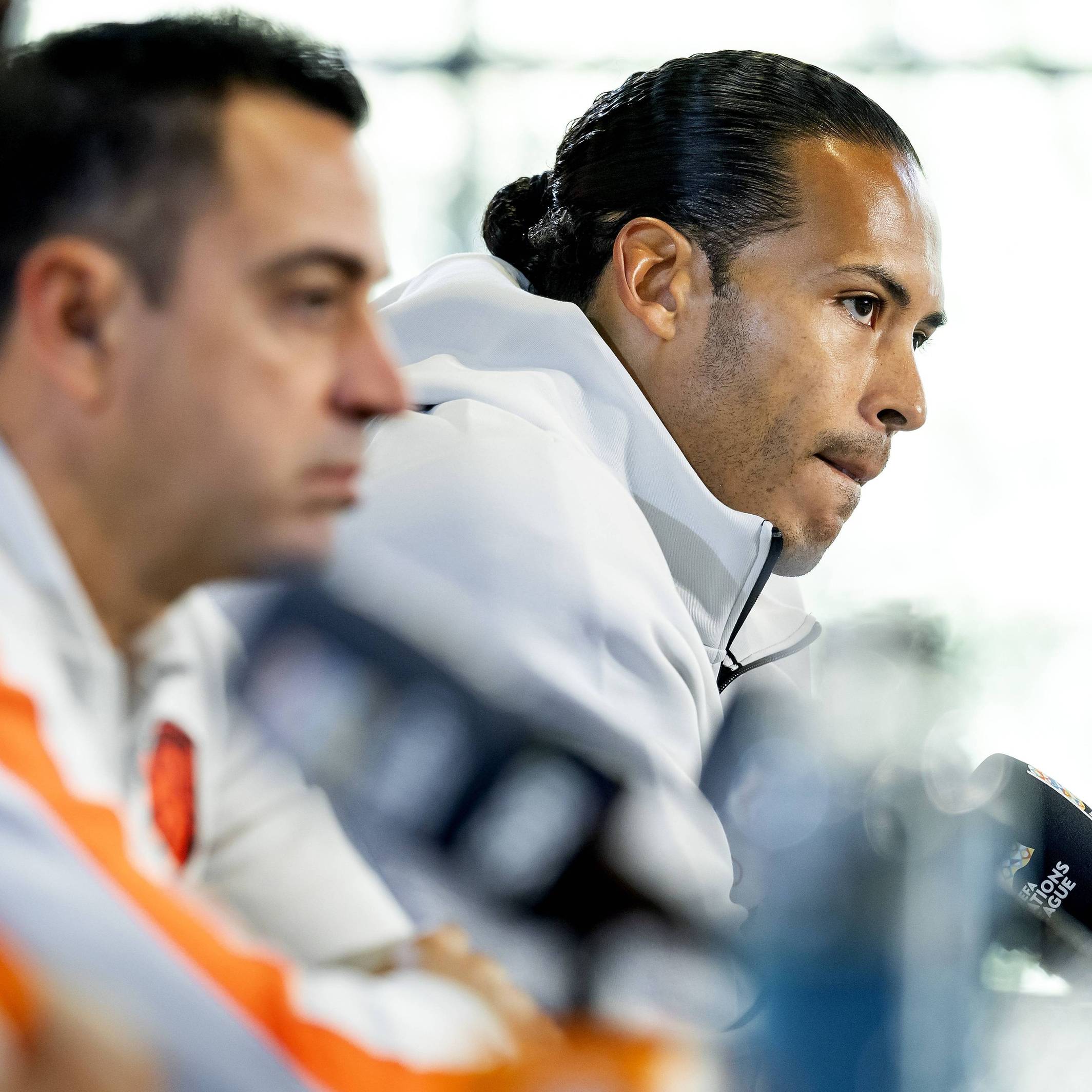 Virgil van Dijk und Xabi bei einer Pressekonferenz.