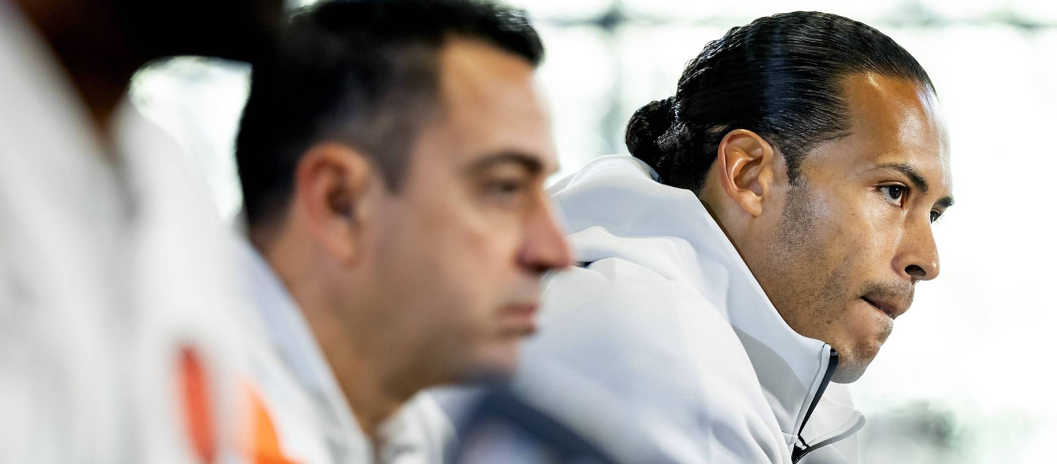 Virgil van Dijk und Xabi bei einer Pressekonferenz.