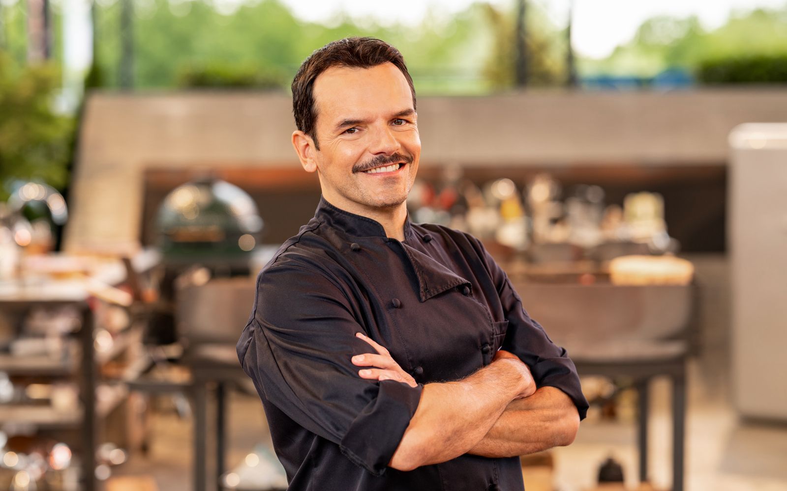 Die leibhaftigen Gegner zu schwach? Jedenfalls stichelt Steffen Henssler beim Finale von „Grill den Henssler Sommer-Special“ mal wieder gegen den - abwesenden - Lieblingsrivalen Tim Mälzer. (Bild: RTL/Markus Hertrich)