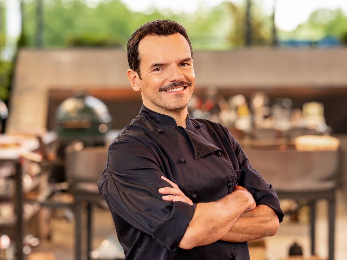 Die leibhaftigen Gegner zu schwach? Jedenfalls stichelt Steffen Henssler beim Finale von „Grill den Henssler Sommer-Special“ mal wieder gegen den - abwesenden - Lieblingsrivalen Tim Mälzer. (Bild: RTL/Markus Hertrich)
