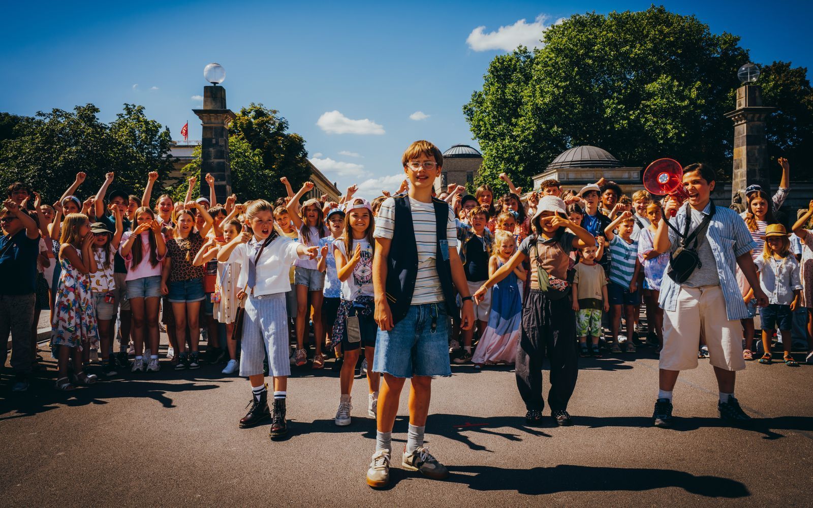 Nicholas Jonah Peter (Mitte) übernimmt in „Emil und die Detektive“ seine erste Kinohauptrolle. (Bild: Warner Bros. Film Productions Germany/UFA Fiction/UFA Mitte/Xiomara Bender)