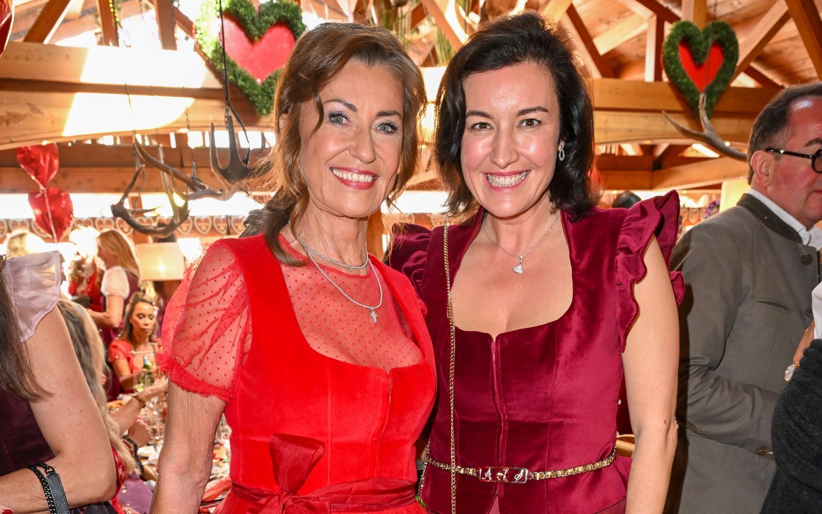 Ebenfalls bei der „Red Ladies Wiesn“ zu Gast: „Höhle der Löwen“-Investorin Dagmar Wöhrl (links) und CSU-Forschungsministerin Dorothee. (Bild: Hannes Magerstaedt/Getty Images)