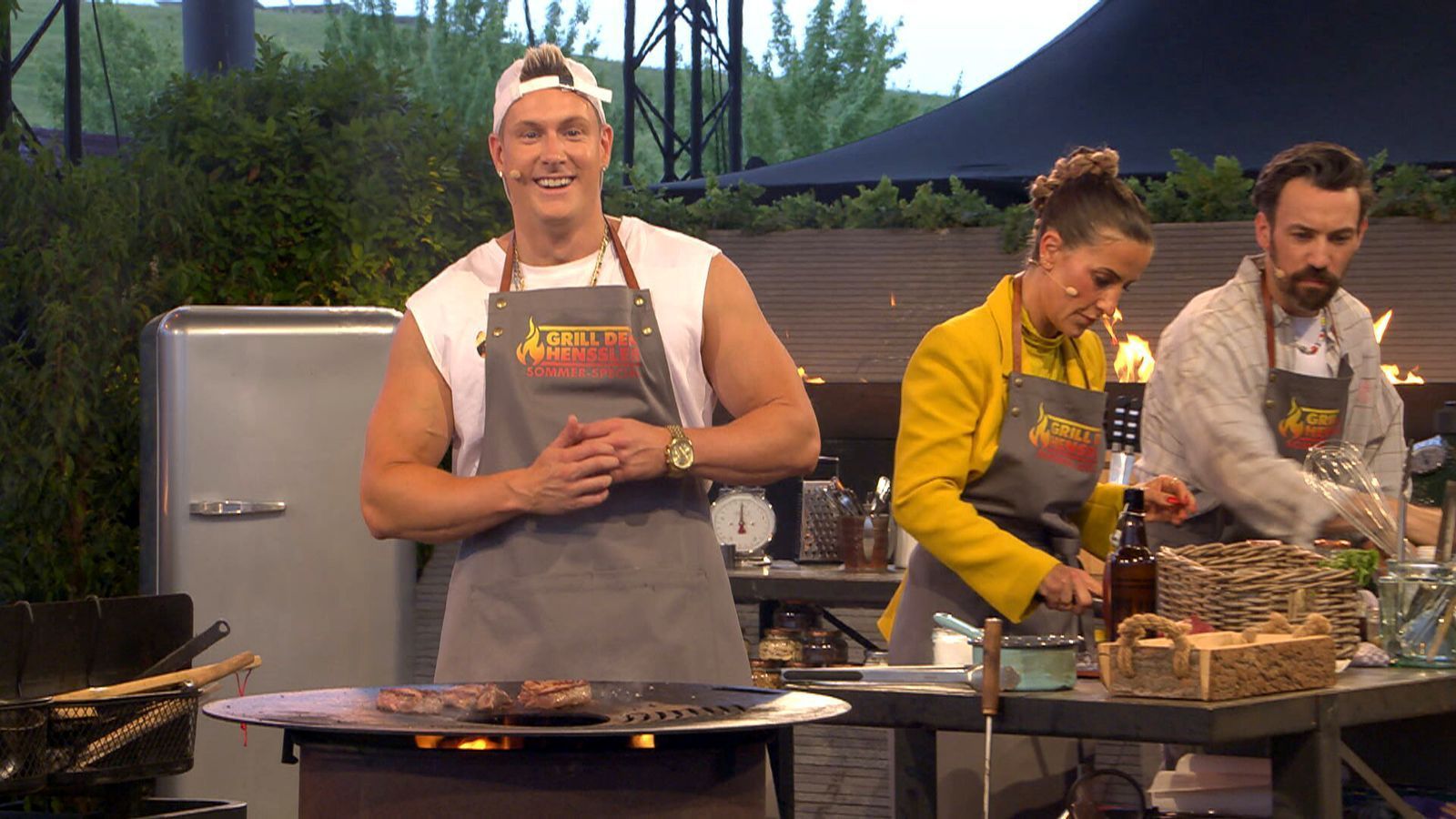Können sie Steffen Henssler abkochen? Ballermann- und Realitystar Calvin, Moderatorin Charlotte Engelhardt und Moderator Jan Köppen (von links) versuchen es zumindest. (Bild: RTL)