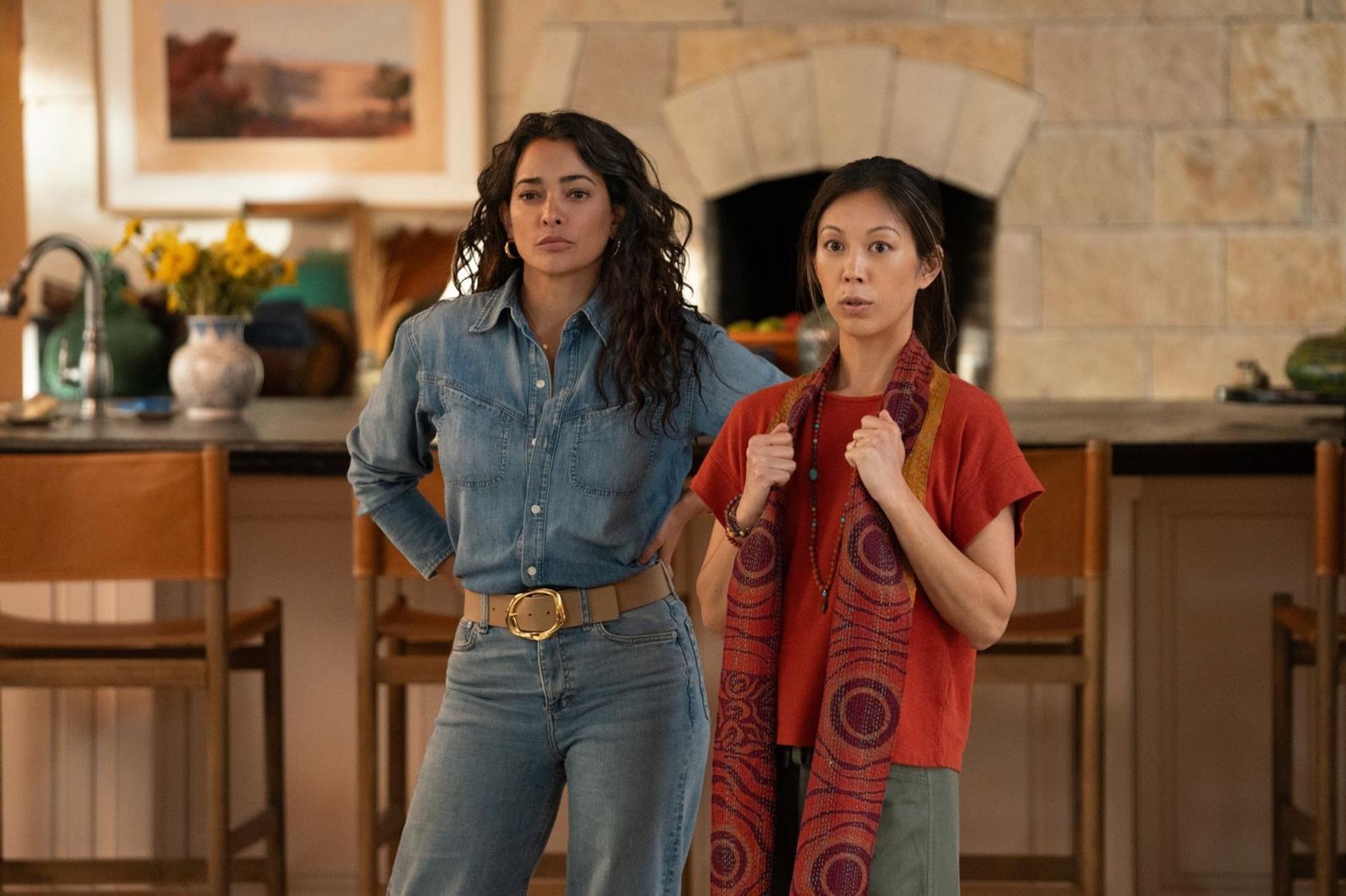 Ihre Partnerinnen (Natalie Martinez, links und Brittany Ishibashi) müssen die Eskapaden von Woody Harrelson und Matthew McConaughey einfach hinnehmen. (Bild: © Apple TV | Ryan Green)