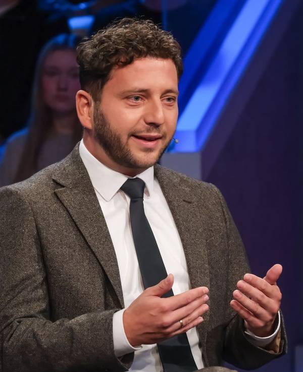 „Es kann auch scheitern“, sagte Grünen-Chef Felix Banaszak bei Maischberger über die Sondierungsgespräche mit der Berliner Linkspartei. (Bild: WDR / Oliver Ziebe)