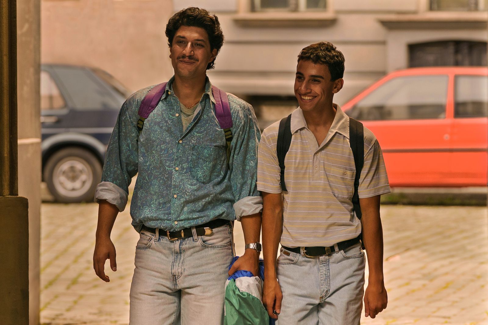 Ali (Tareq Nassery, links) kümmert sich um seinen Bruder Marwan (Almountaser „Monty“ Alchltouh). (Bild: 2026 Warner Bros.Discovery / W&B TV / Julia Terjung)