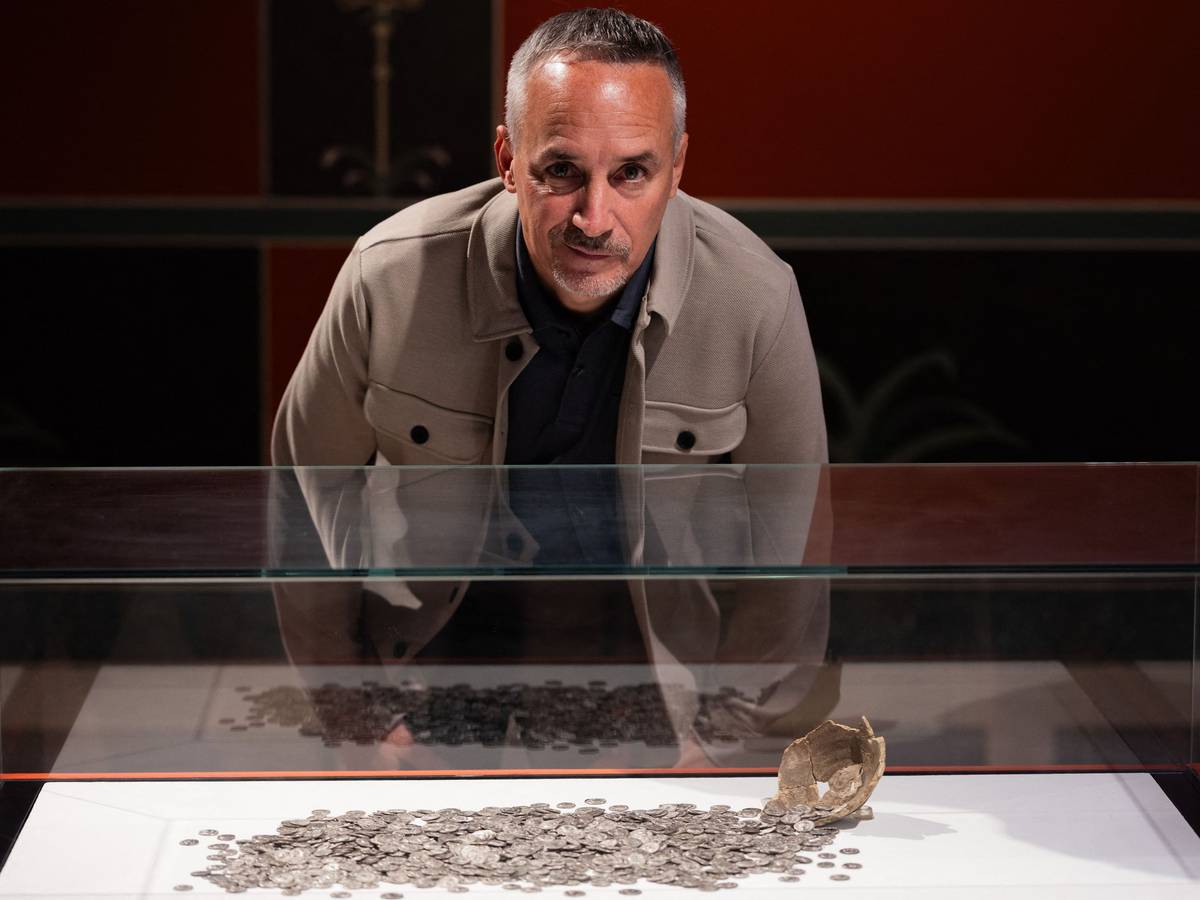 Oliver Riedl mit dem römischen Münzschatz, den er auf einem Acker bei Wesseling fand.