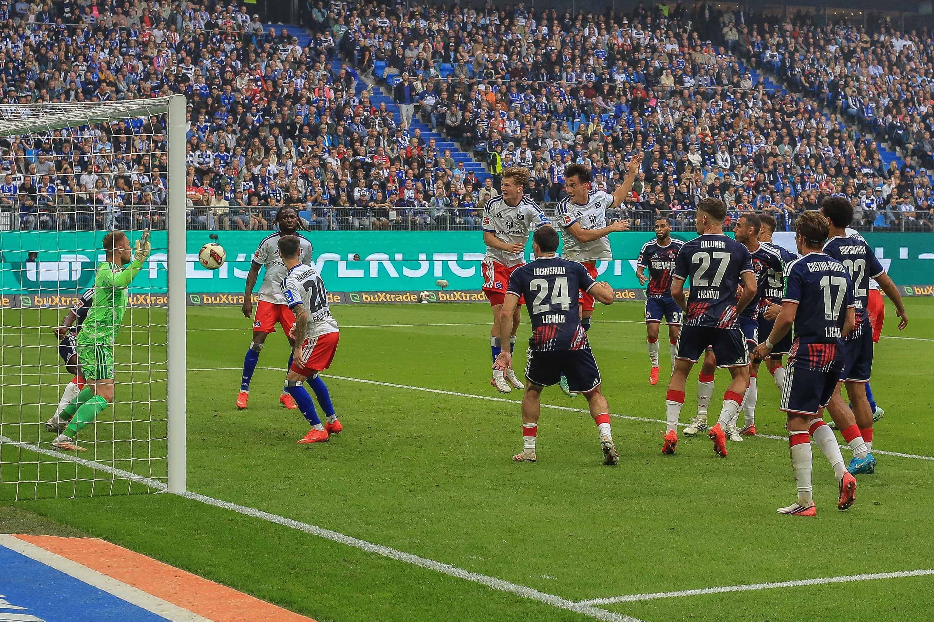 Nicolas Capaldo trifft per Kopfball gegen den FC zum 1:0.