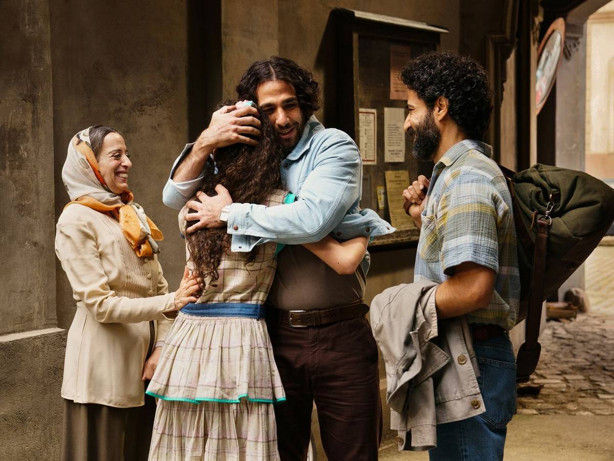 Die Familie ist wieder vereint: Malik (Rami Fadel Khalaf rechts), Großmutter Hanin (Fatima Khanfour, links) und Amara (Siana Zayed) freuen sich über die Rückkehr von Ibrahim (Tariq Al-Saies). (Bild: 2026 Warner Bros.Discovery / W&B TV / Julia Terjung)