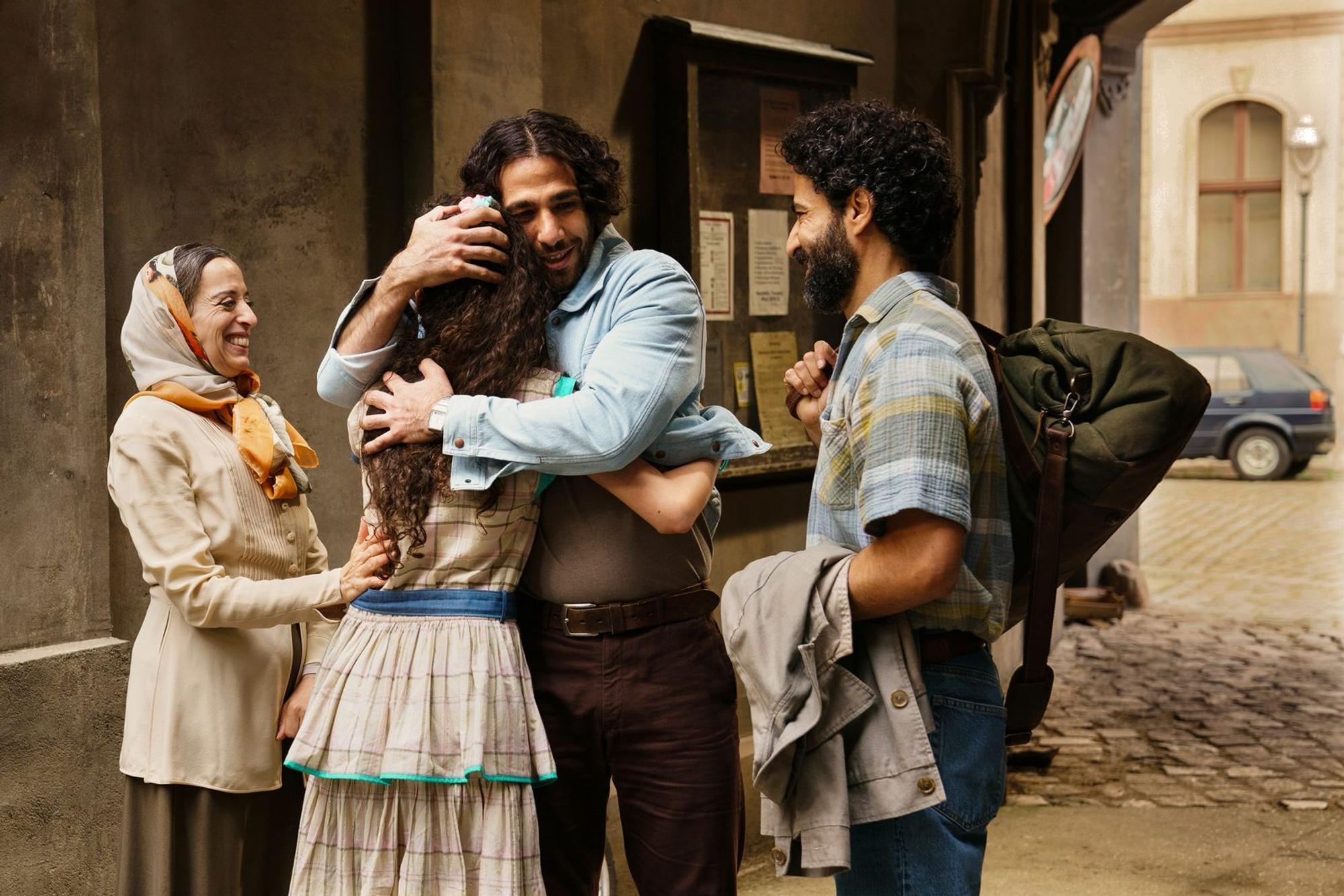 Die Familie ist wieder vereint: Malik (Rami Fadel Khalaf rechts), Großmutter Hanin (Fatima Khanfour, links) und Amara (Siana Zayed) freuen sich über die Rückkehr von Ibrahim (Tariq Al-Saies). (Bild: 2026 Warner Bros.Discovery / W&B TV / Julia Terjung)