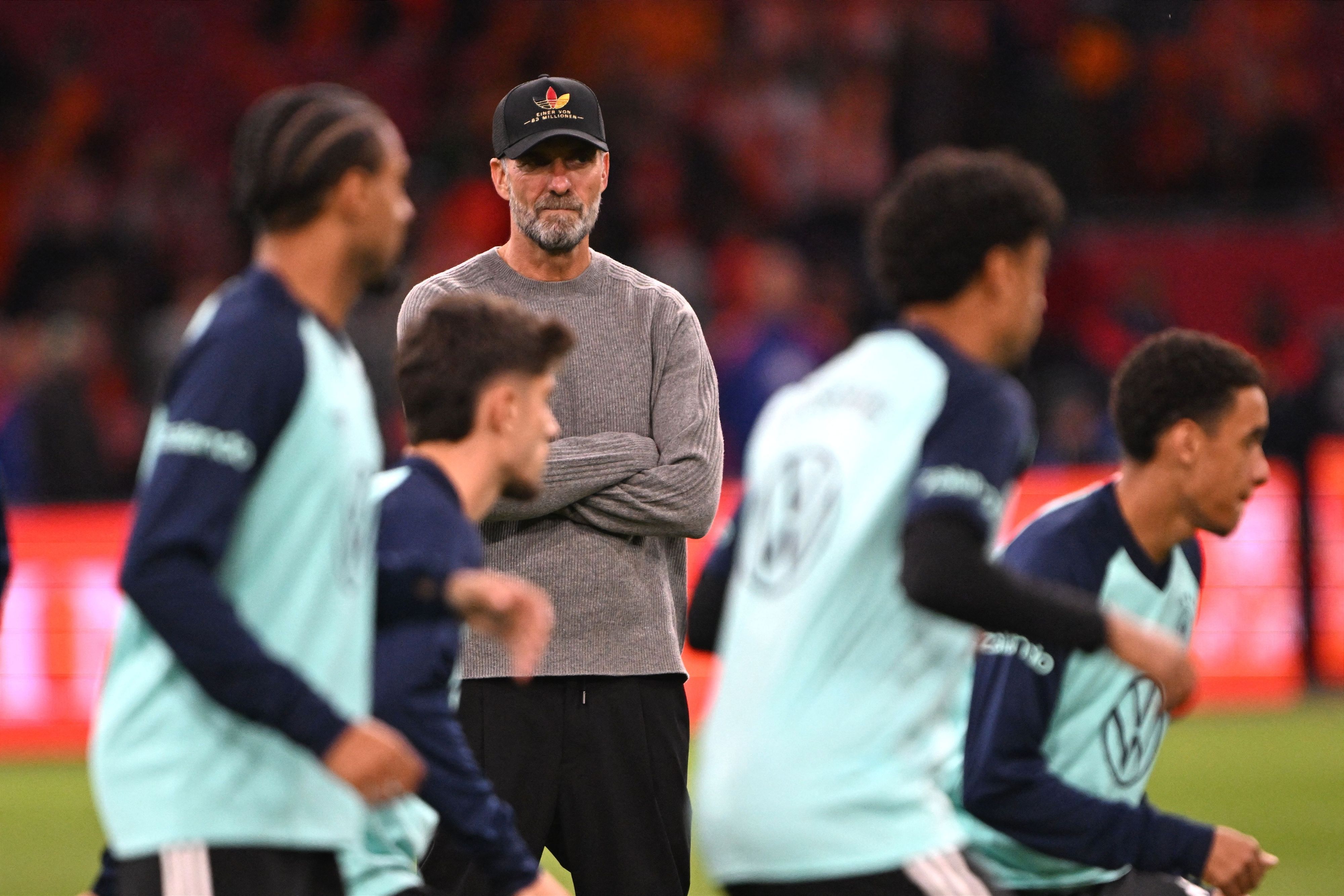 Jürgen Klopp mit seinen Spielern vor Anpfiff beim Warmmachen.