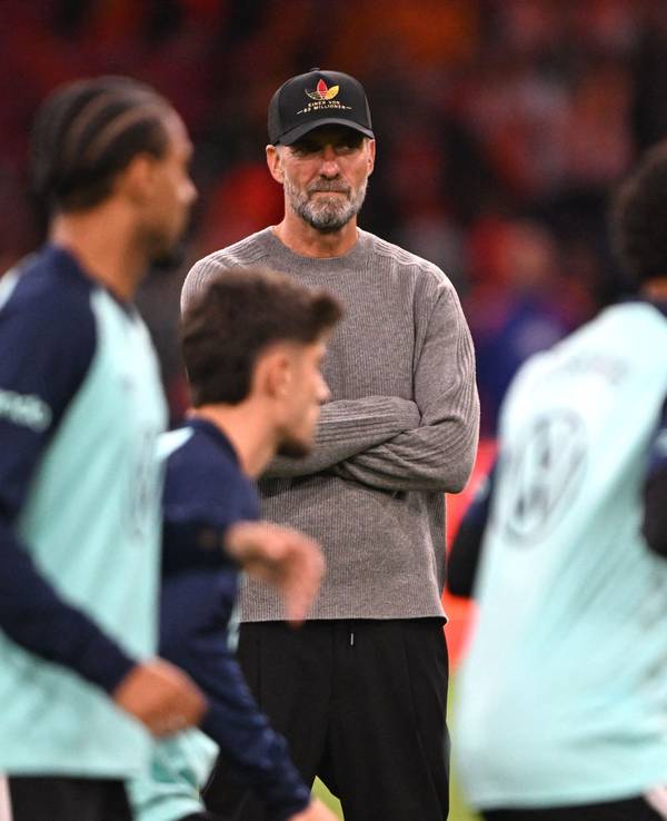 Jürgen Klopp mit seinen Spielern vor Anpfiff beim Warmmachen.