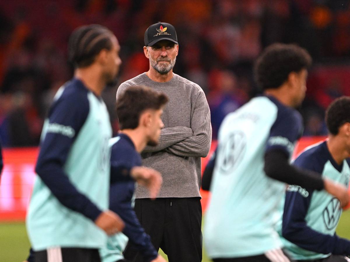Jürgen Klopp mit seinen Spielern vor Anpfiff beim Warmmachen.