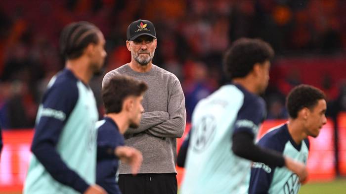 Jürgen Klopp mit seinen Spielern vor Anpfiff beim Warmmachen.