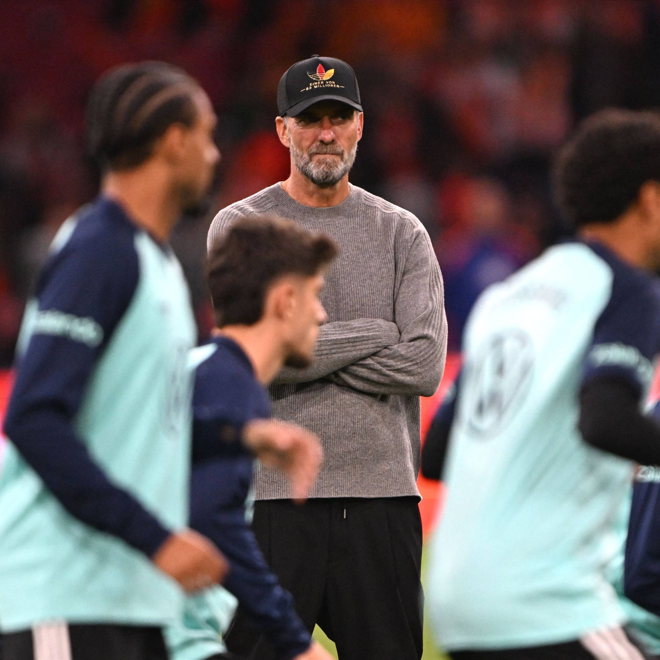 Jürgen Klopp mit seinen Spielern vor Anpfiff beim Warmmachen.