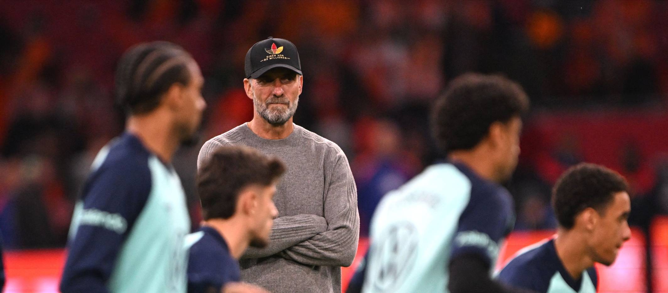 Jürgen Klopp mit seinen Spielern vor Anpfiff beim Warmmachen.