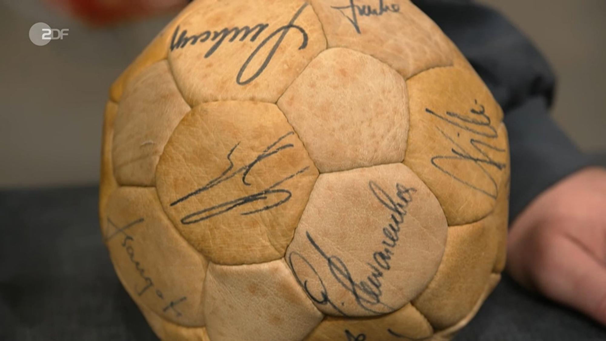 Dass der Lederball niemals aufgepumpt worden war, erwies sich im Nachhinein als echter Glücksfall. (Bild: ZDF)