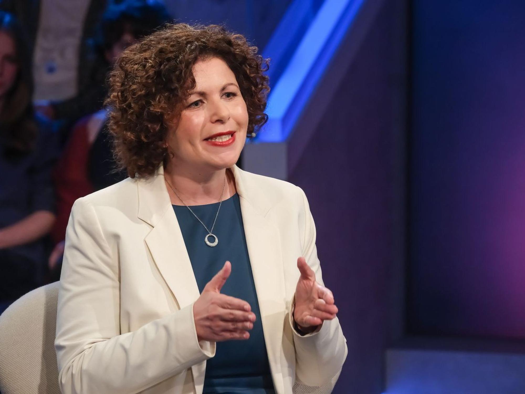 BSW-Vorsitzende Amira Mohamed Ali erklärt bei „Maischberger“, dass es keine Absprachen ihrer Partei mit der AfD in Sachsen-Anhalt gebe. (Bild: WDR / Oliver Ziebe)