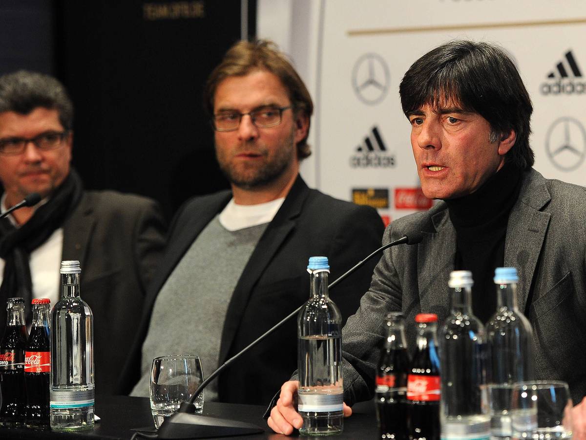 DFB-Tagung mit Bundesliga-Cheftrainern: Herbert Fandel (Schiedsrichter-Chef), Jürgen Klopp (Trainer Dortmund) und Joachim Löw bei einer Pressekonferenz.