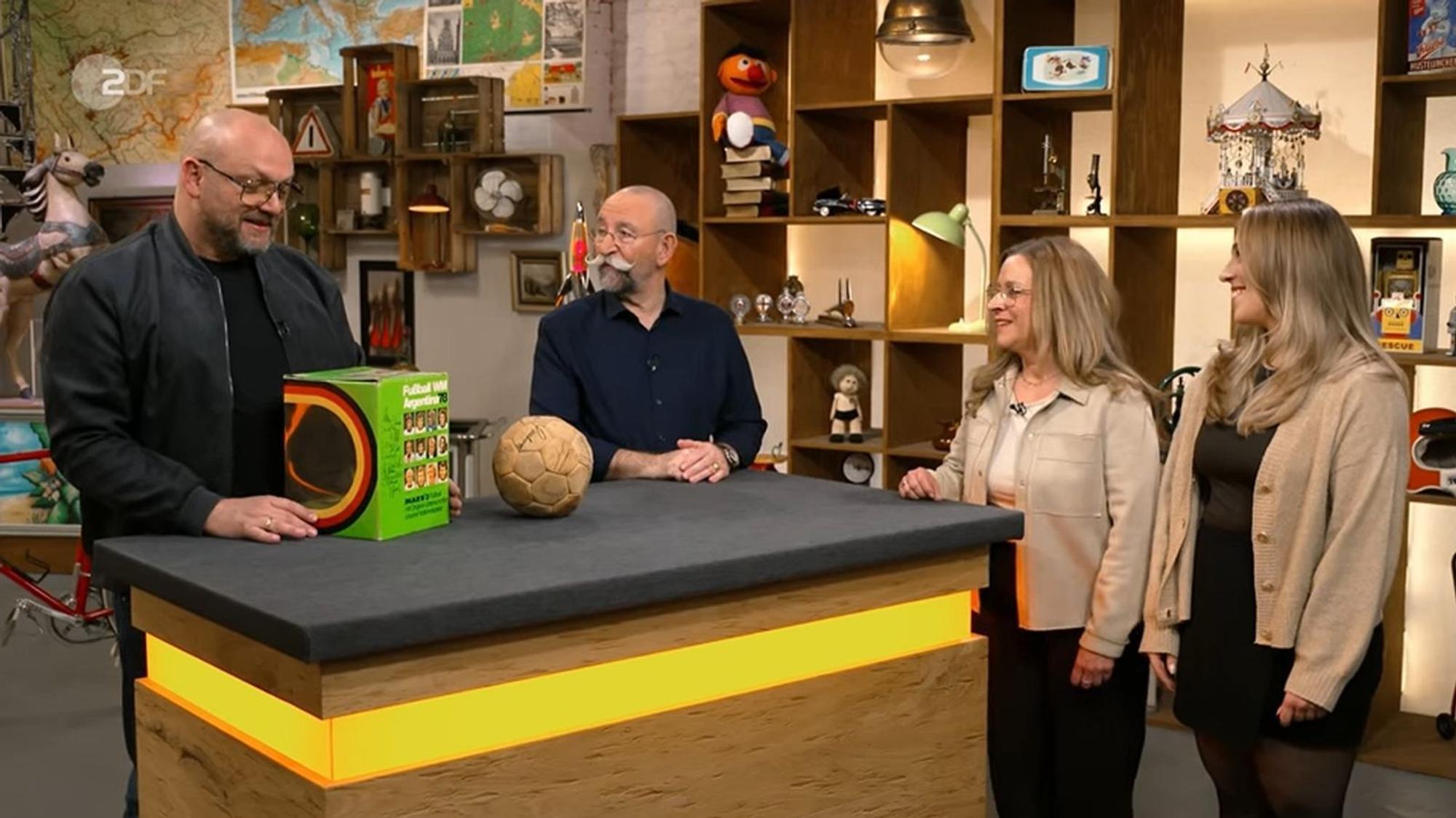 Beim Aufräumen einer staubigen Ecke in der Wohnung des Onkels war das Sportgerät samt Verpackung zum Vorschein gekommen, berichteten Mutter und Tochter Experte Sven Deutschmanek (links) und Moderator Horst Lichter. (Bild: ZDF)