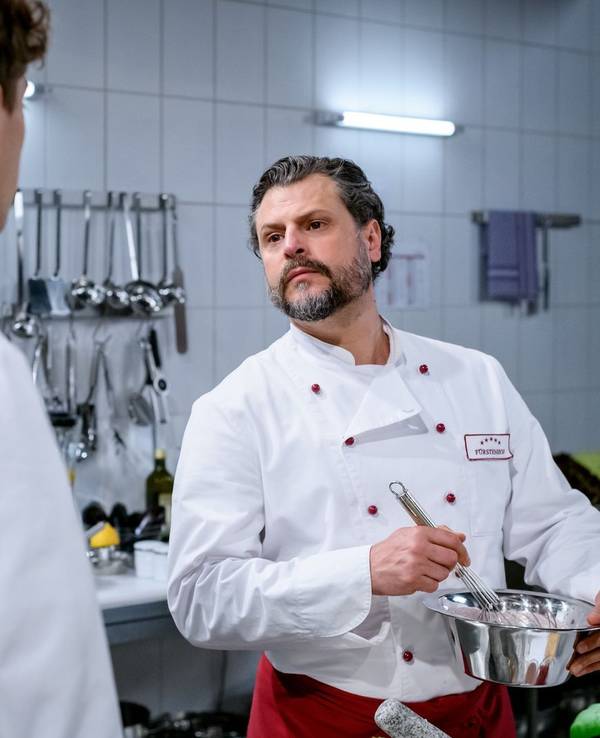 Sinan (Roberto Capasso, links) und Fernando (Manuel Cortez) sind bald als neue Figuren bei „Sturm der Liebe“ dabei. (Bild: ARD/WDR/Christof Arnold)