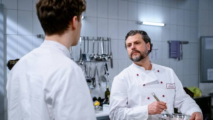 Sinan (Roberto Capasso, links) und Fernando (Manuel Cortez) sind bald als neue Figuren bei „Sturm der Liebe“ dabei. (Bild: ARD/WDR/Christof Arnold)