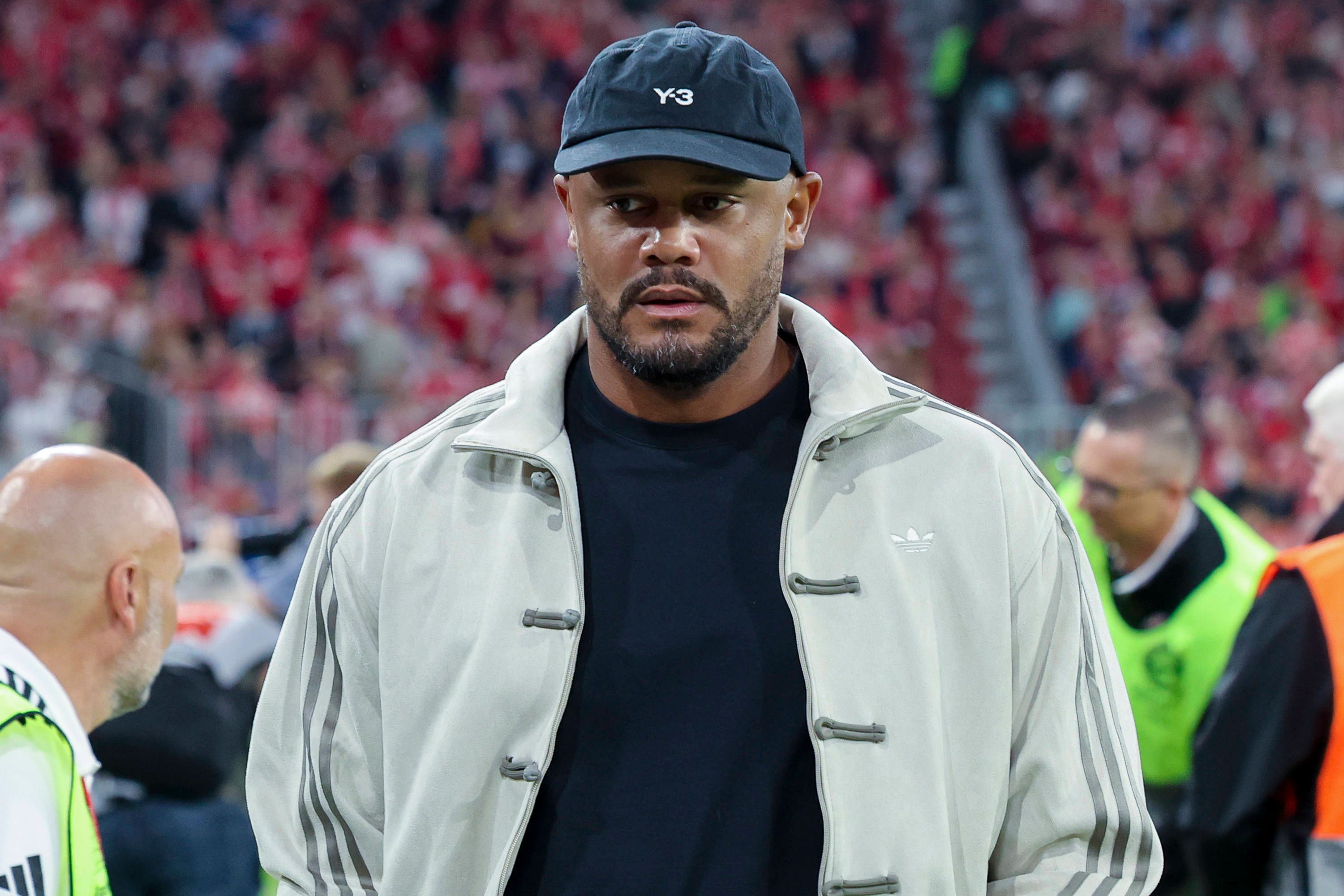 Vincent Kompany, Trainer, trägt Jacke und Kappe