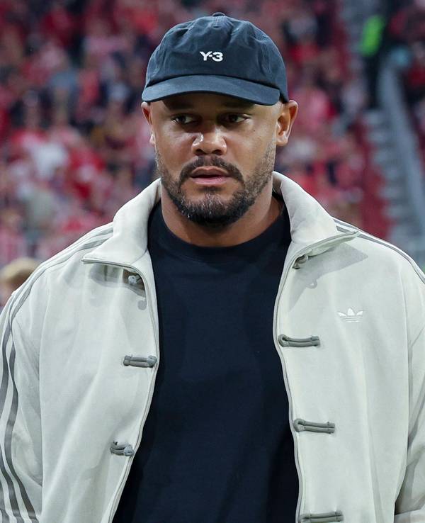 Vincent Kompany, Trainer, trägt Jacke und Kappe