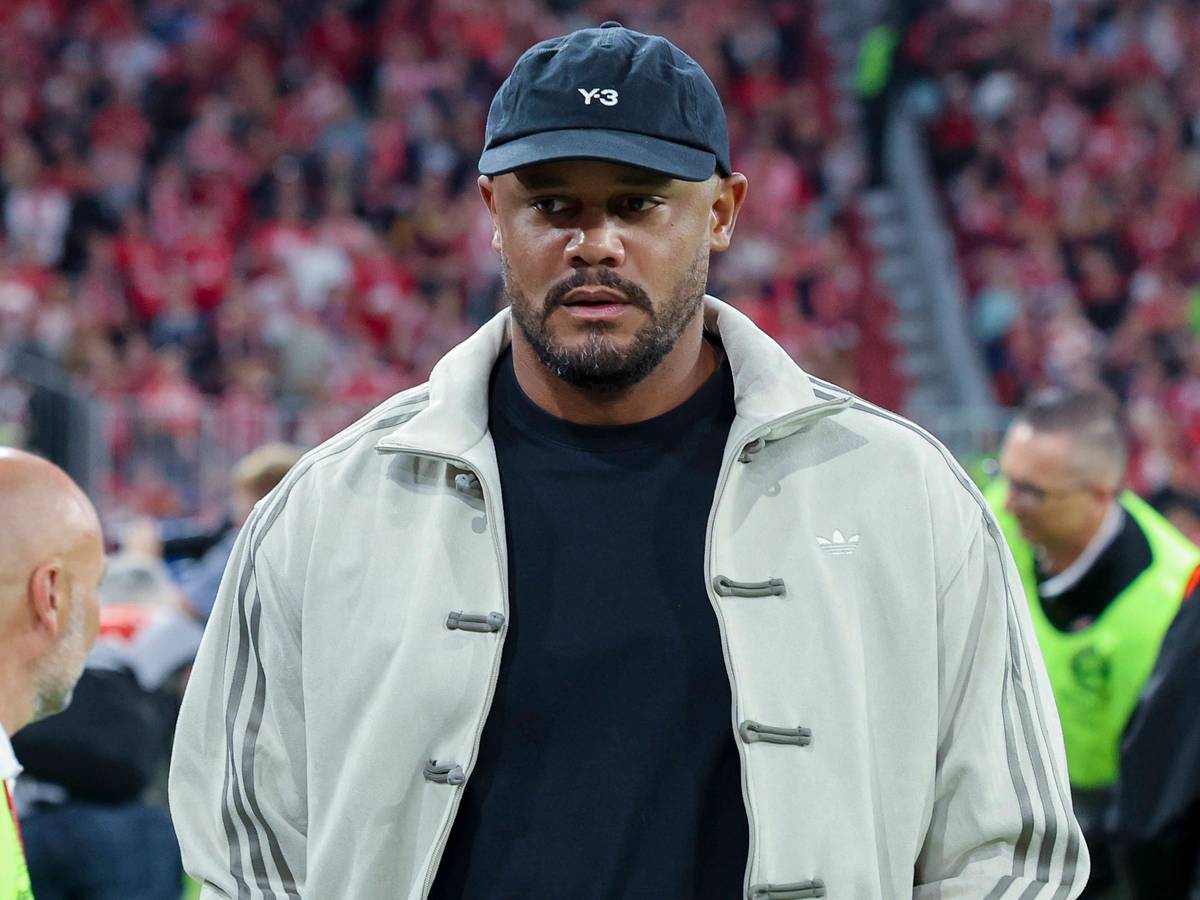 Vincent Kompany, Trainer, trägt Jacke und Kappe