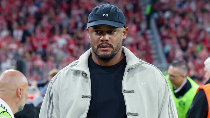 Vincent Kompany, Trainer, trägt Jacke und Kappe