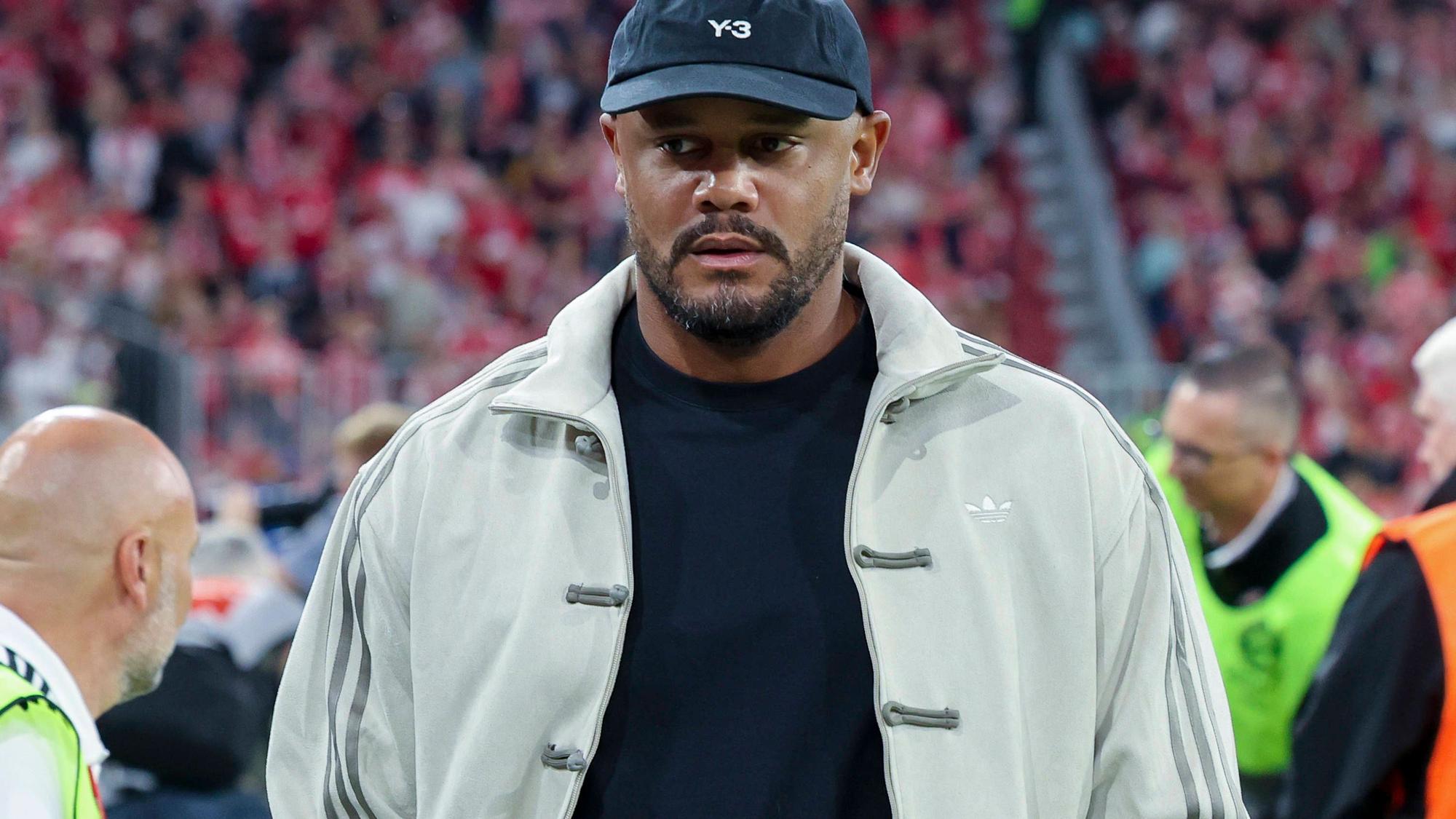 Vincent Kompany, Trainer, trägt Jacke und Kappe