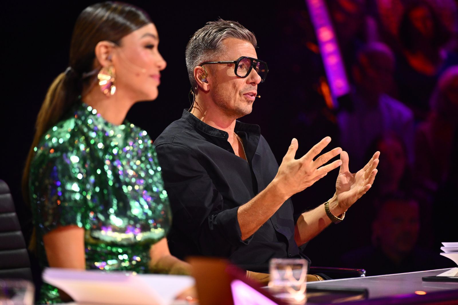 Eine landete einen Rate-Volltreffer, der andere lag voll daneben: Verona Pooth sagte richtig voraus, wer bei „The Masked Singer“ unter der „Perla“-Maske steckte. Michi Beck vertat sich schwer bei „Hippo Jones“. (Bild: Joyn/Willi Weber)