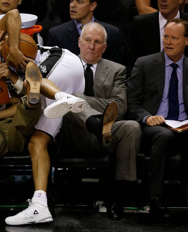 Tony Parker landet am Spielfeldrand auf Gregg Popovich. Dessen Assistent Mike Budenholzer