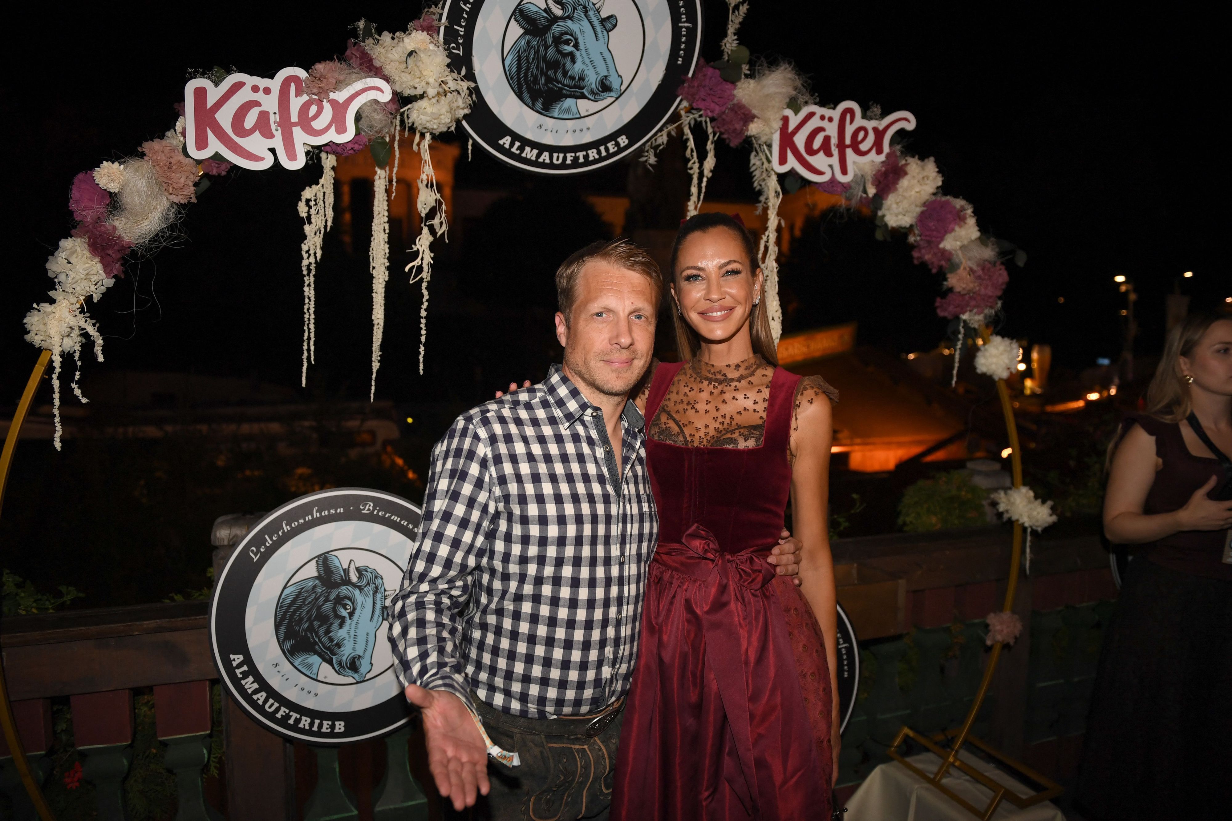 Oliver Pocher und Alessandra Meyer-Wölden zeigen sich beim Almauftrieb im Käferzelt.