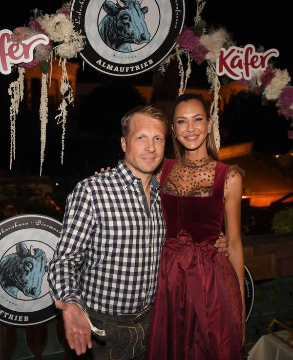 Oliver Pocher und Alessandra Meyer-Wölden zeigen sich beim Almauftrieb im Käferzelt.