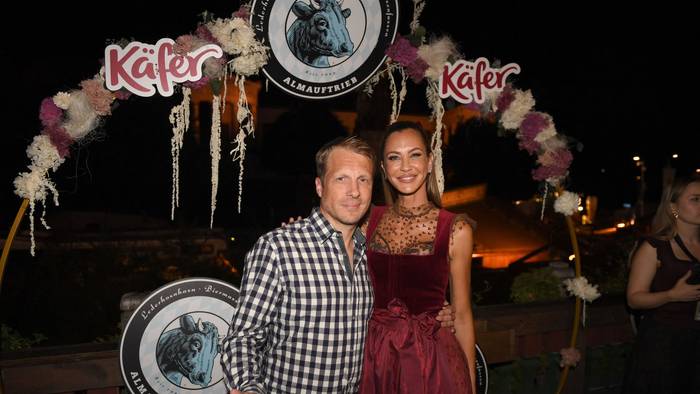 Oliver Pocher und Alessandra Meyer-Wölden zeigen sich beim Almauftrieb im Käferzelt.