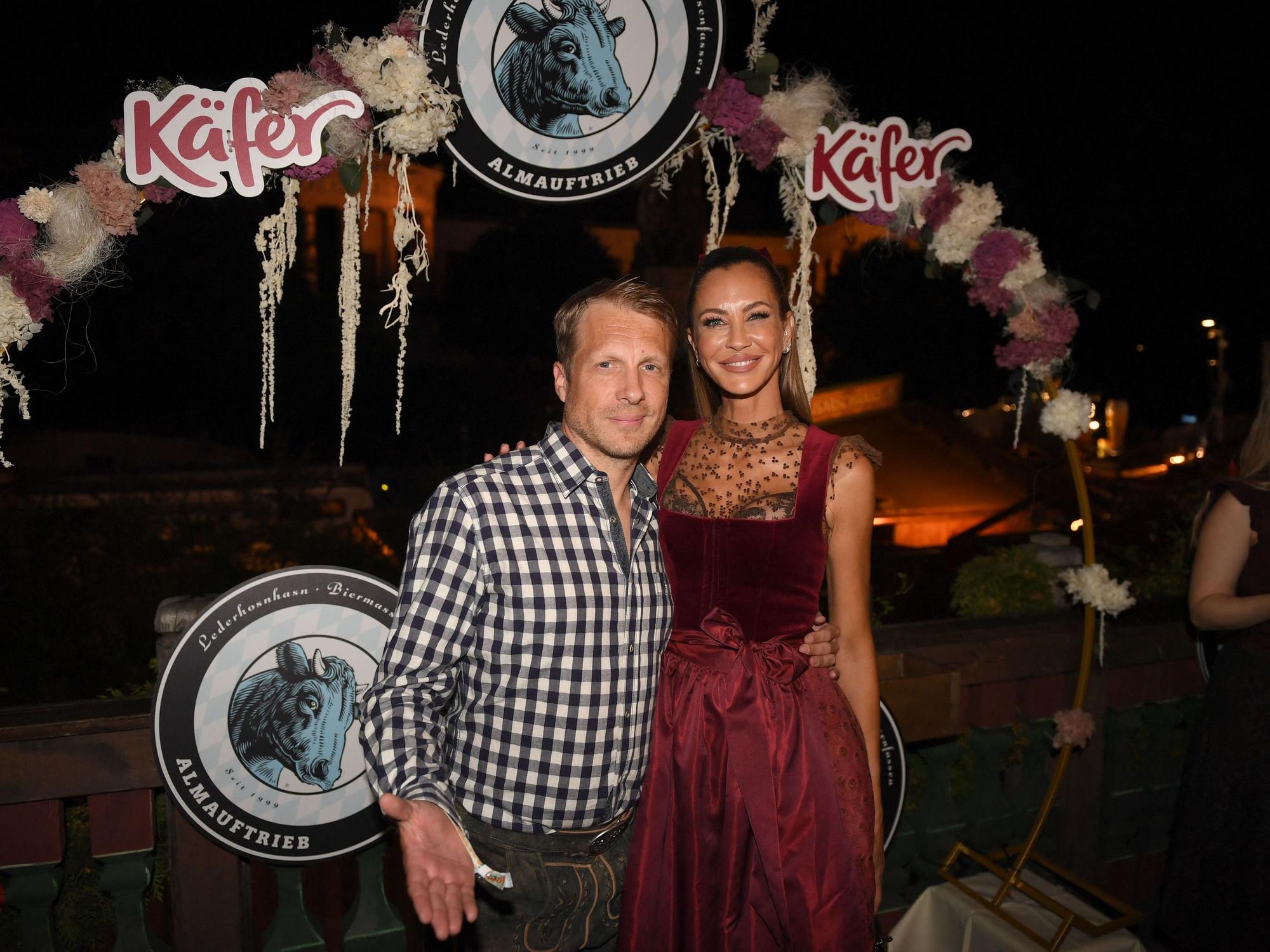 Oliver Pocher und Alessandra Meyer-Wölden zeigen sich beim Almauftrieb im Käferzelt.