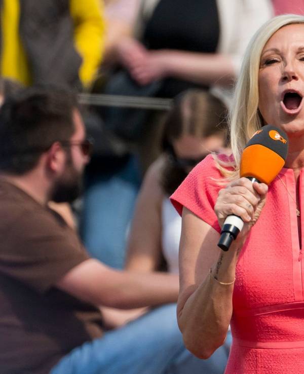Andrea Kiewel, sonst vor allem aus dem ZDF-“Fernsehgarten“ bekannt, wird bei „Catch Us. Die Jagd durch Europa“ dabei sein. (Bild: 2026 Getty Images/Thomas Lohnes)