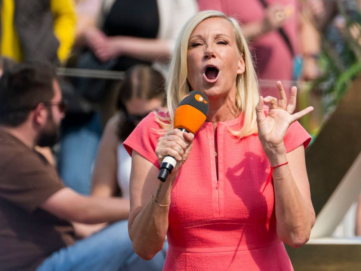 Andrea Kiewel, sonst vor allem aus dem ZDF-“Fernsehgarten“ bekannt, wird bei „Catch Us. Die Jagd durch Europa“ dabei sein. (Bild: 2026 Getty Images/Thomas Lohnes)