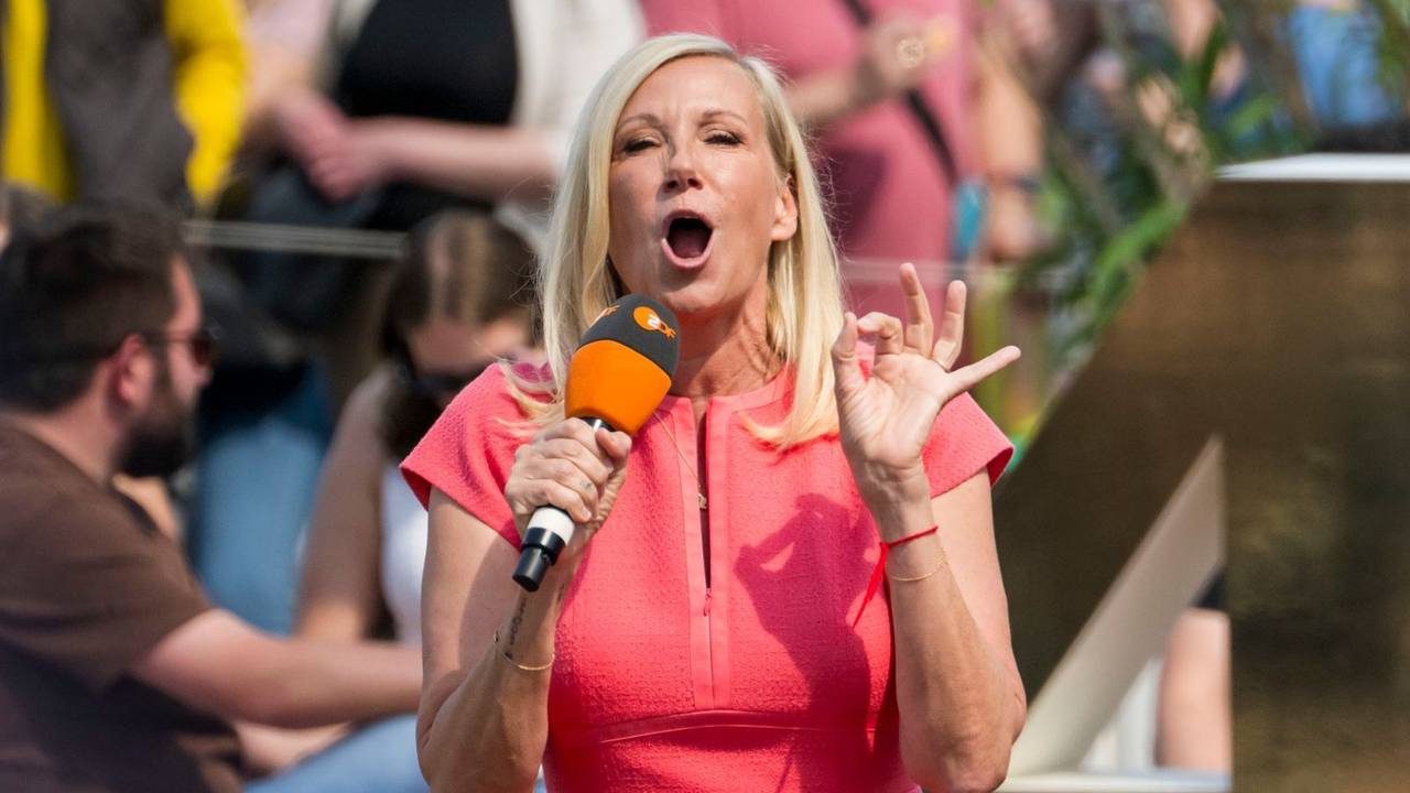 Andrea Kiewel, sonst vor allem aus dem ZDF-“Fernsehgarten“ bekannt, wird bei „Catch Us. Die Jagd durch Europa“ dabei sein. (Bild: 2026 Getty Images/Thomas Lohnes)