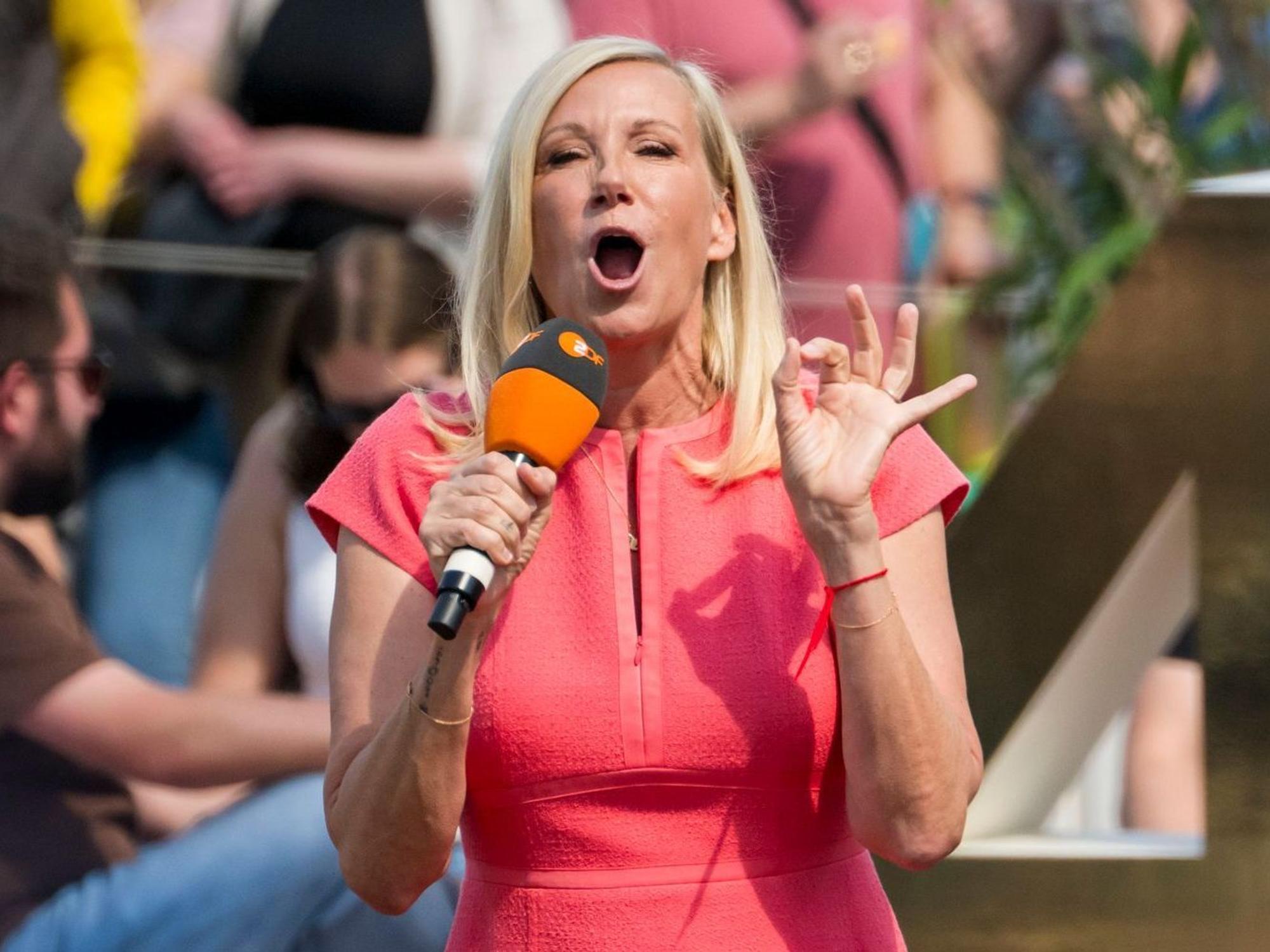 Andrea Kiewel, sonst vor allem aus dem ZDF-“Fernsehgarten“ bekannt, wird bei „Catch Us. Die Jagd durch Europa“ dabei sein. (Bild: 2026 Getty Images/Thomas Lohnes)