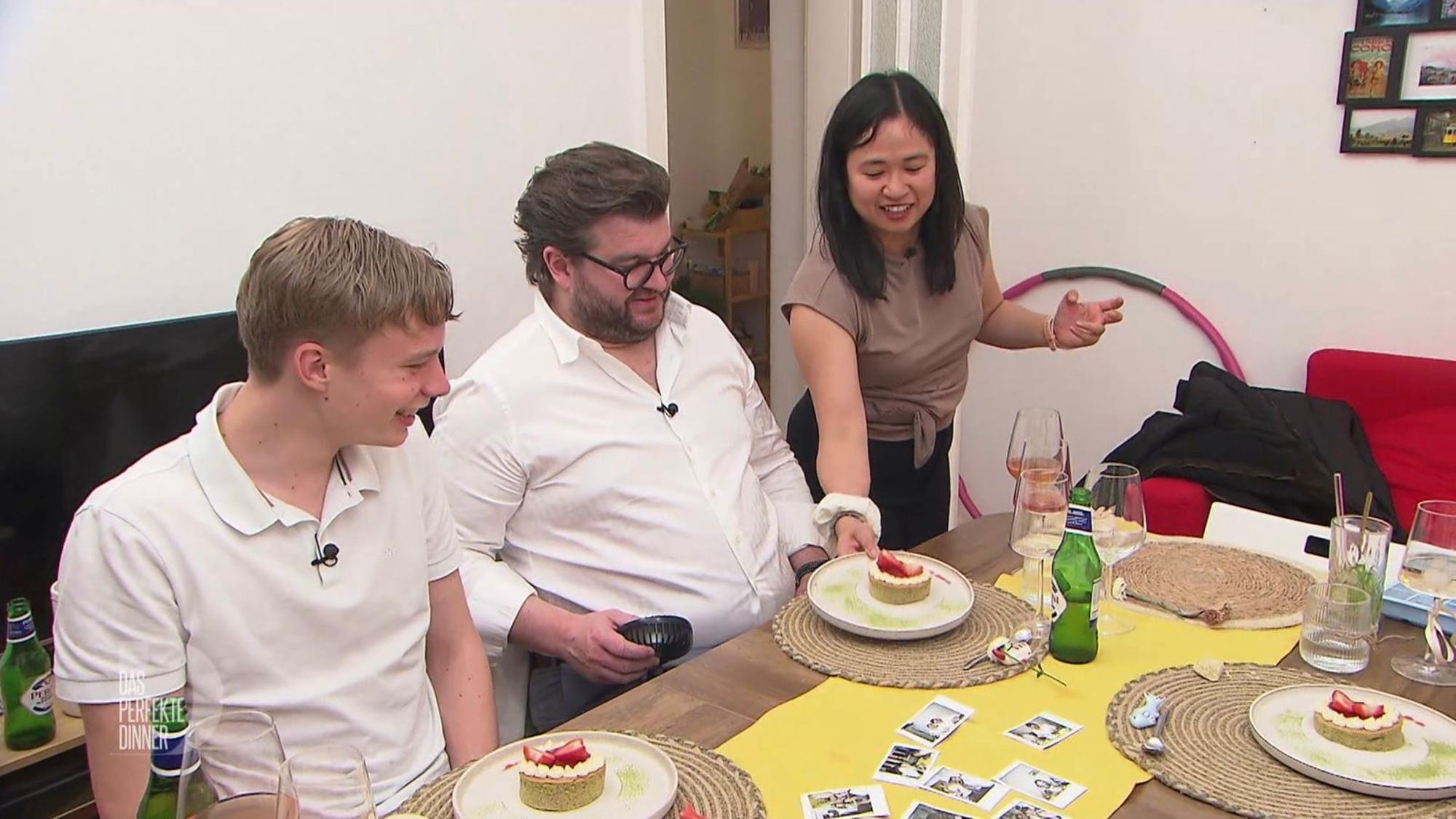 Noah (links) und Gregor freuen sich über Minhs Matchakuchen zum Dessert. (Bild: RTL)