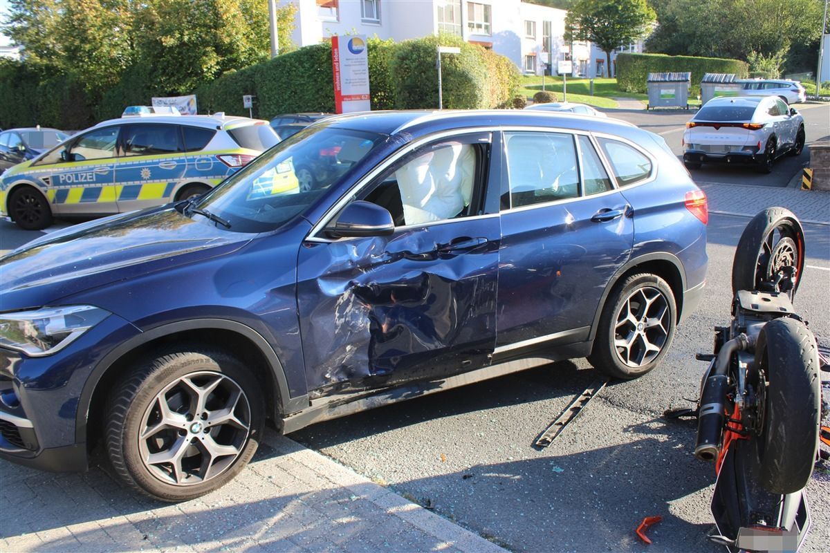Die Fahrertür des BMW ist stark eingedellt.