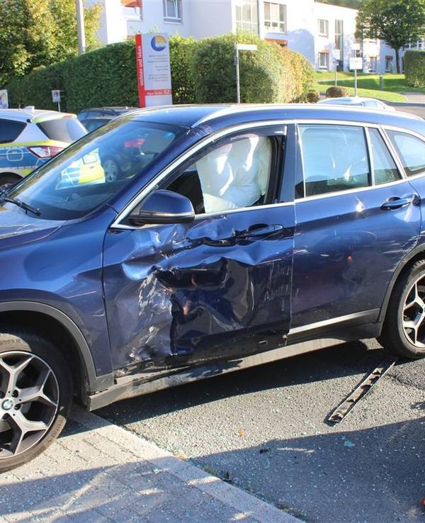 Die Fahrertür des BMW ist stark eingedellt.