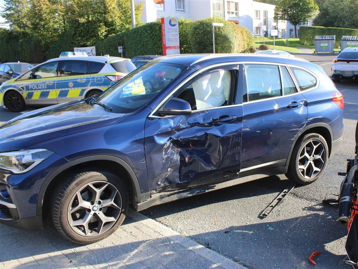 Die Fahrertür des BMW ist stark eingedellt.