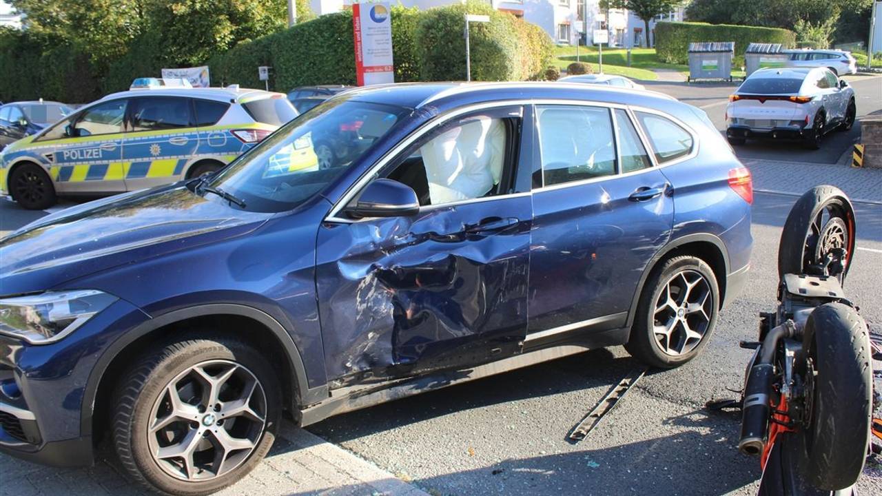 Die Fahrertür des BMW ist stark eingedellt.