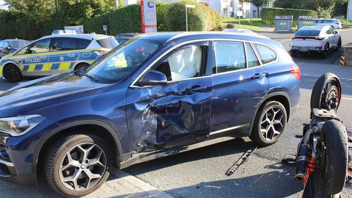 Die Fahrertür des BMW ist stark eingedellt.