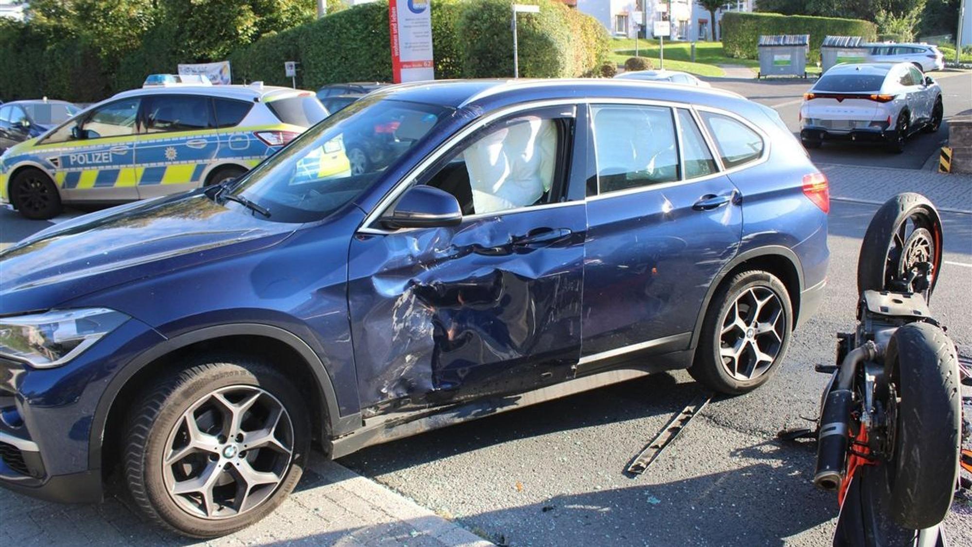 Die Fahrertür des BMW ist stark eingedellt.